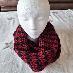Marilyn Monroe Brand Women’s Red & Black Knit‎ Infinity Scarf Acrylic Soft Cozy